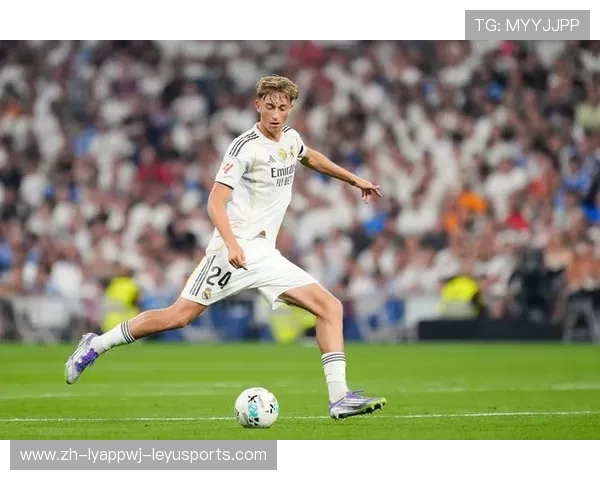 赫伊森参与马德里德比赛前反歧视活动合影引发关注球迷热议你来干啥